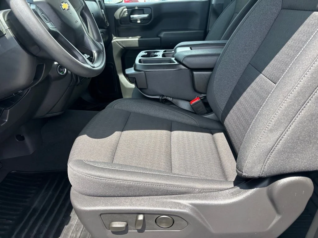 Used 2025 White Chevrolet Custom image 9