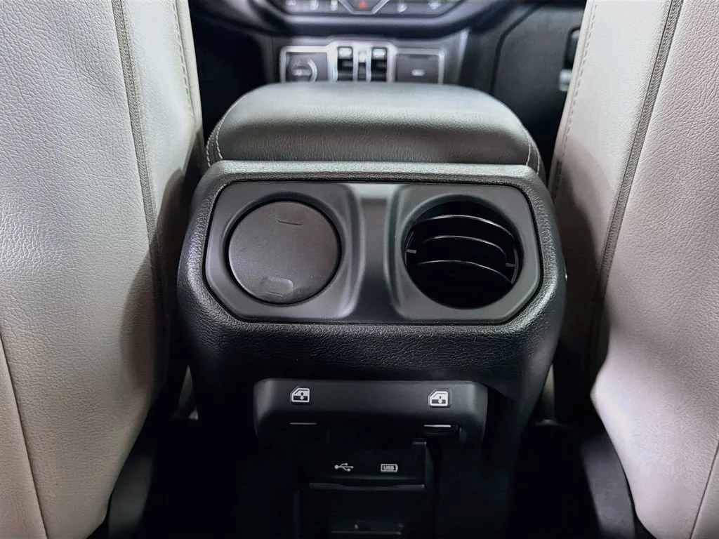 Used 2019 Granite Crystal Jeep Sahara image 21