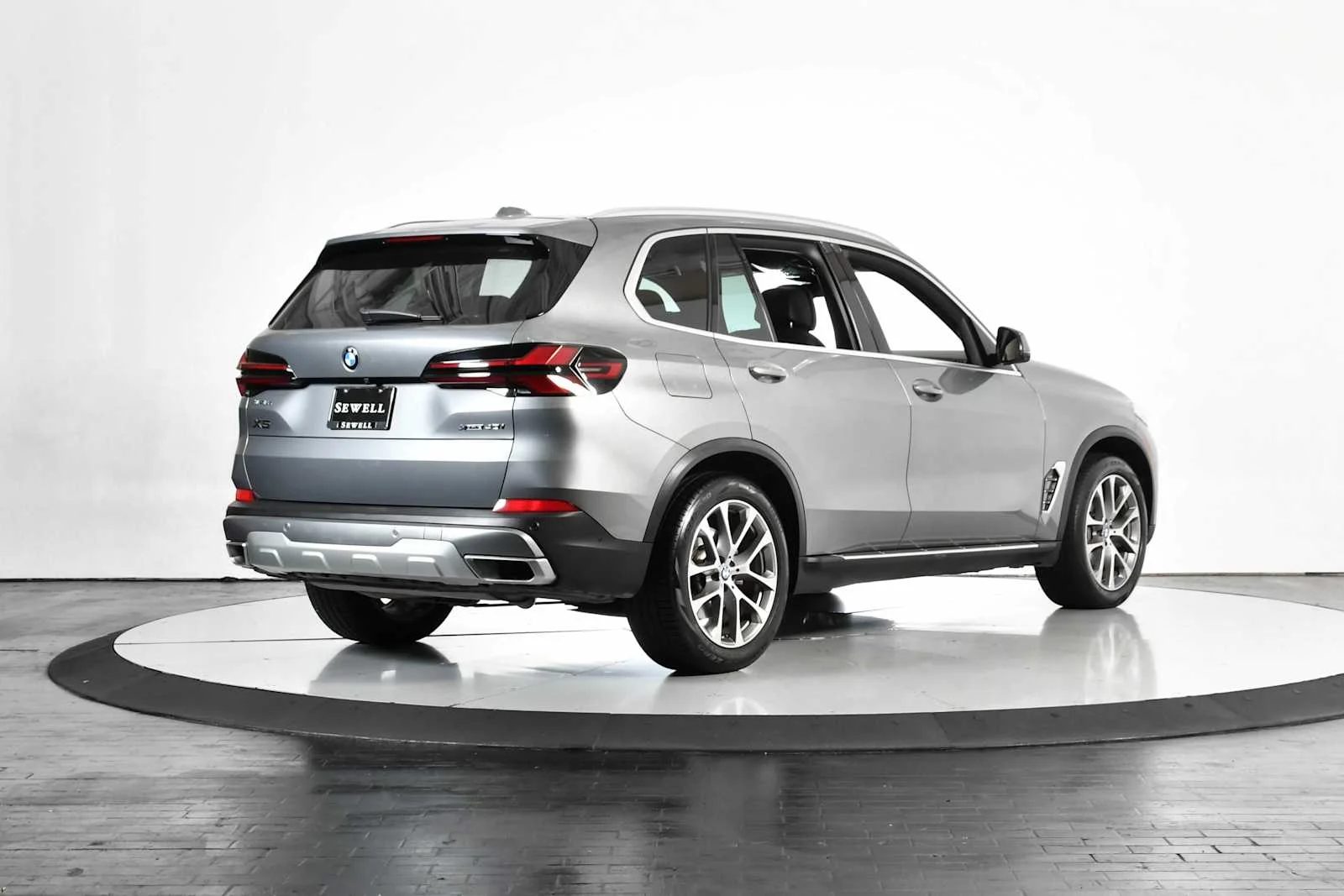 Used 2024 Skyscraper Grey Metallic BMW xDrive40i image 5