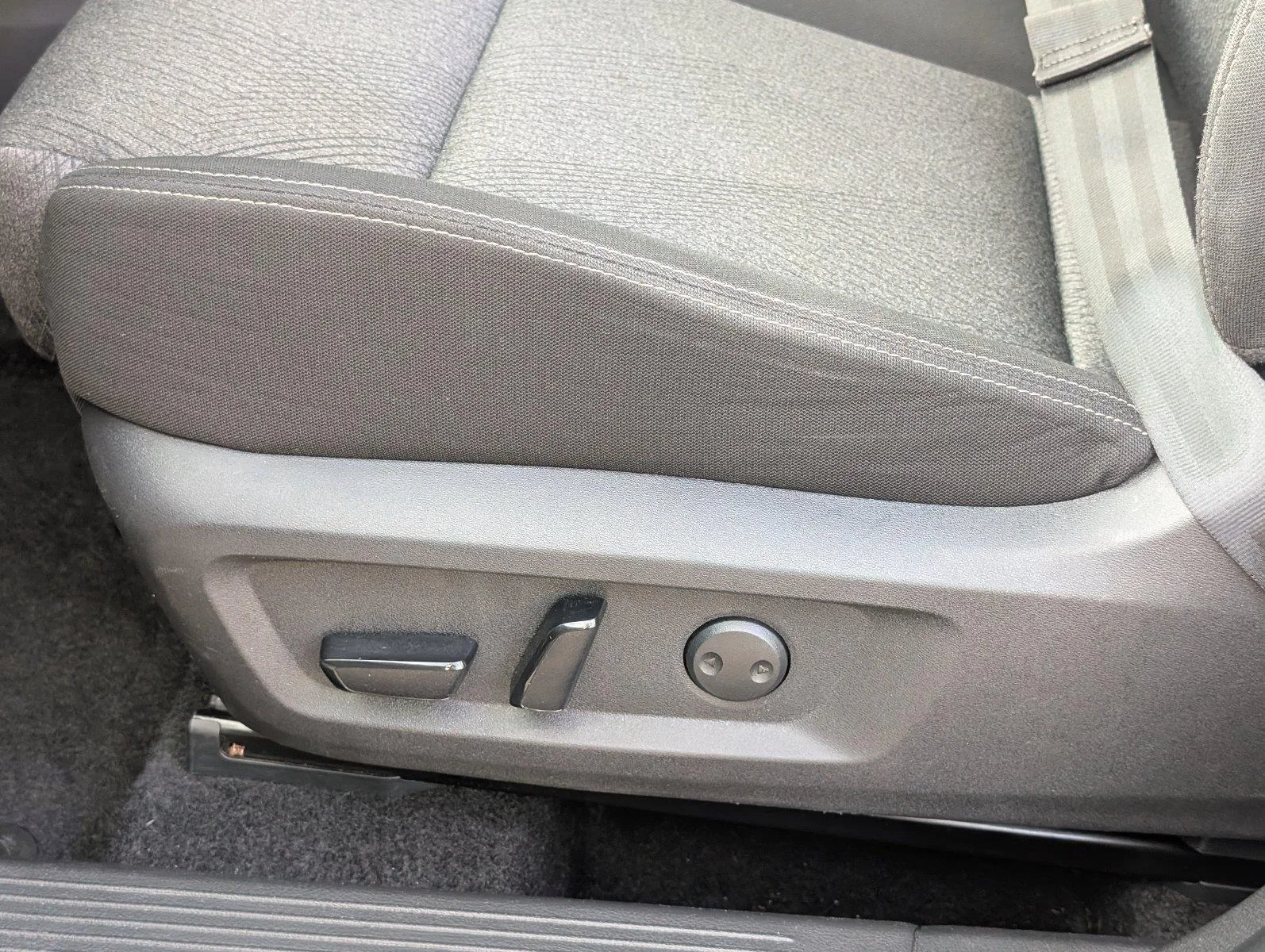 Used 2025 Gun Metallic Nissan SV image 17