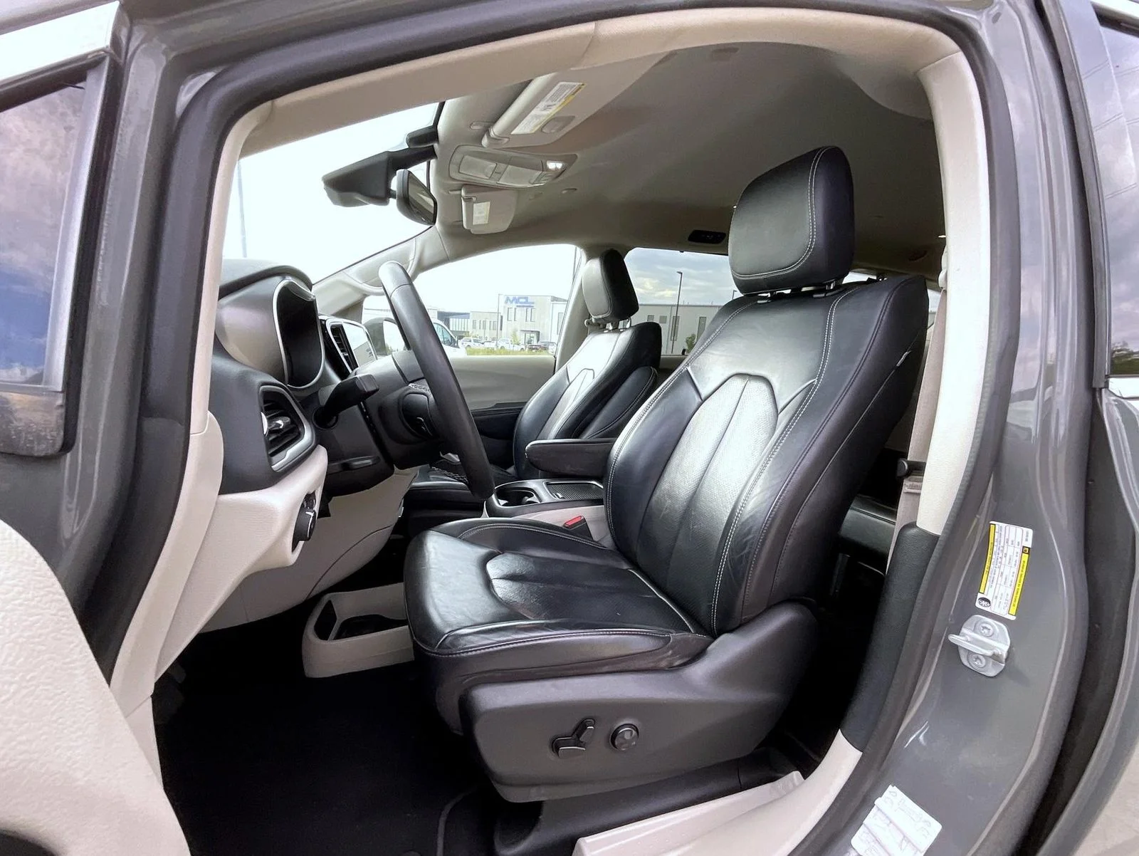 Used 2022 White Chrysler Touring L image 11