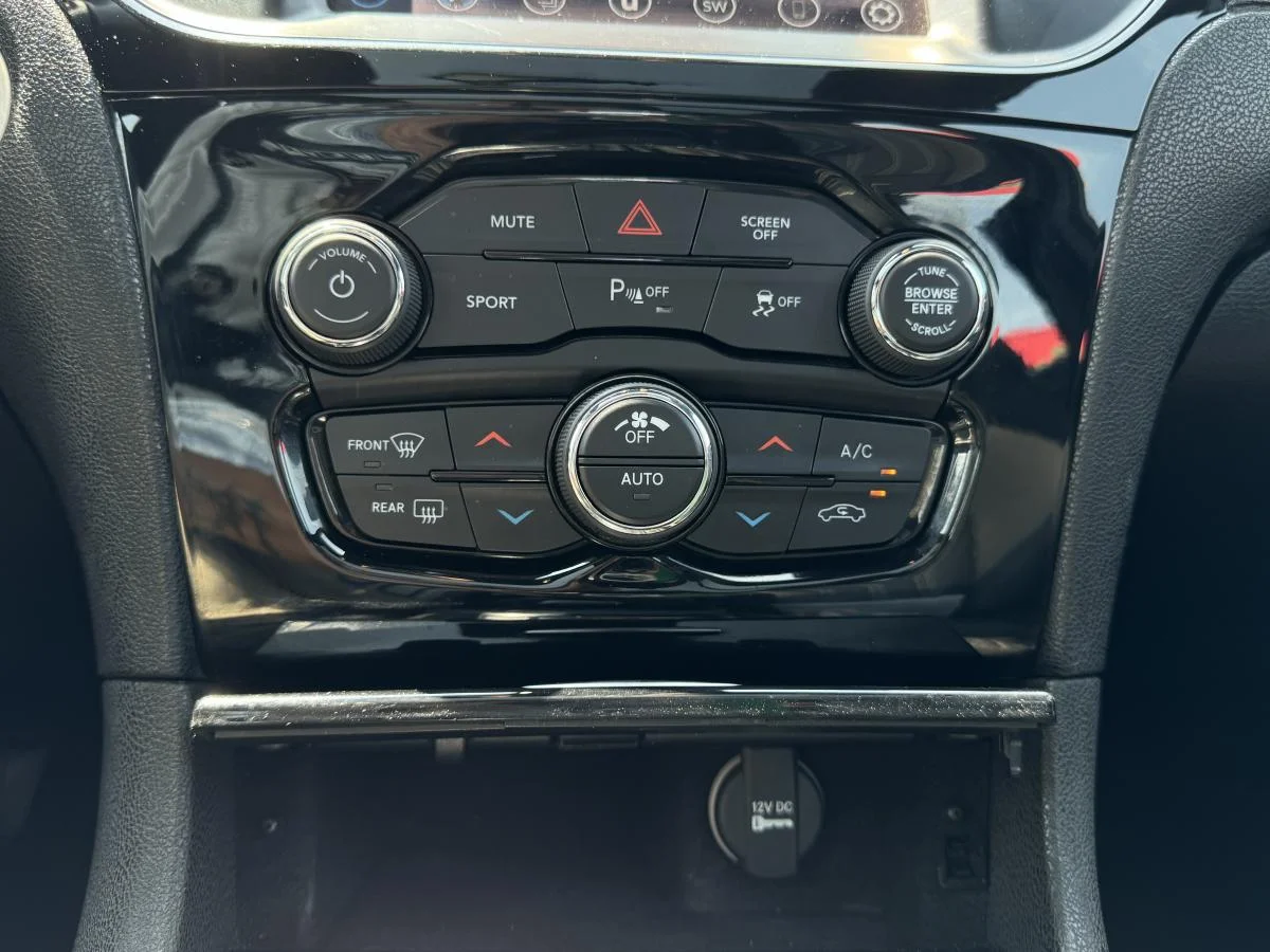Used 2021 Black Chrysler S V6 Awd image 17