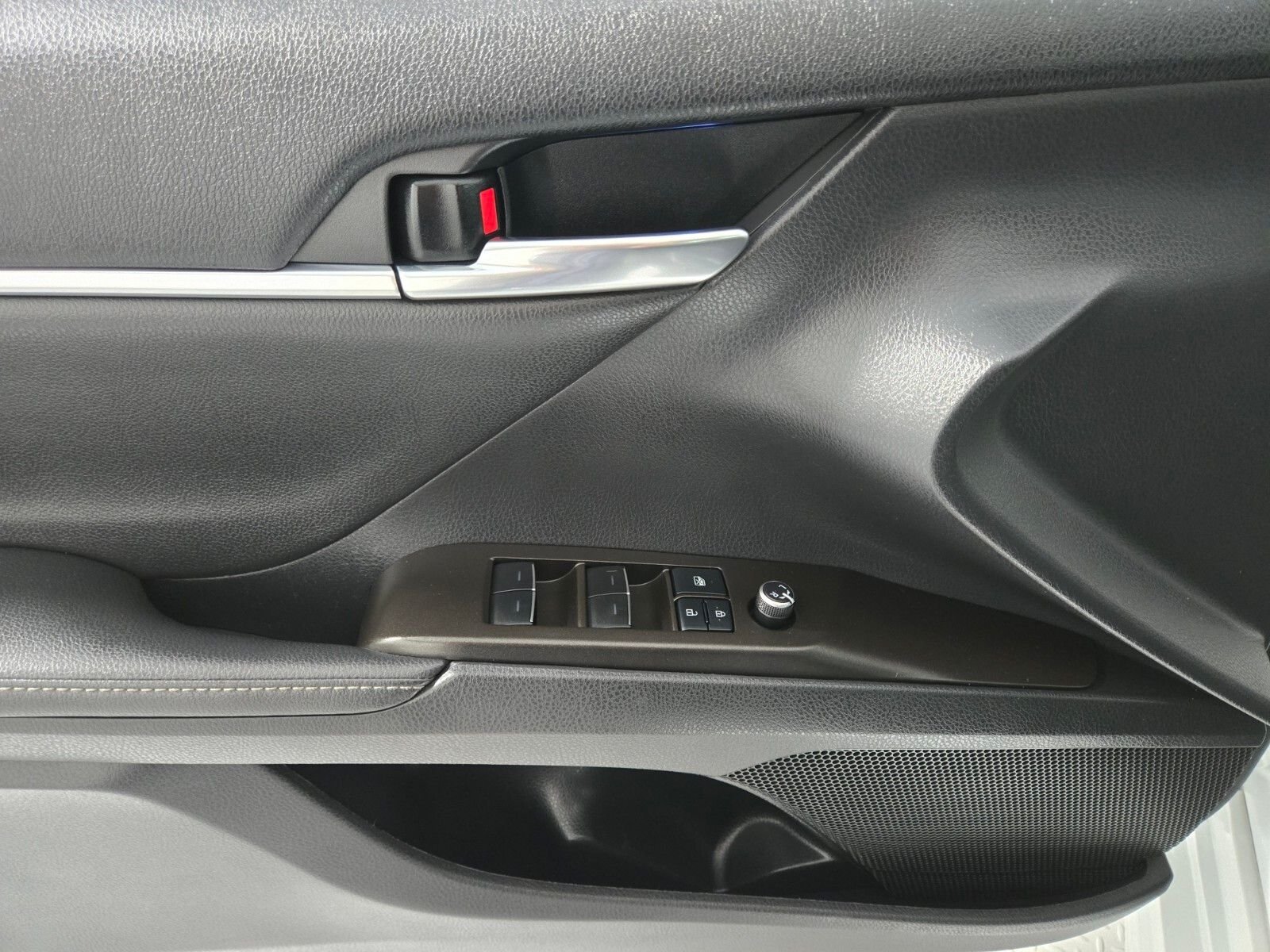 Used 2022 Pearl Toyota XSE image 20