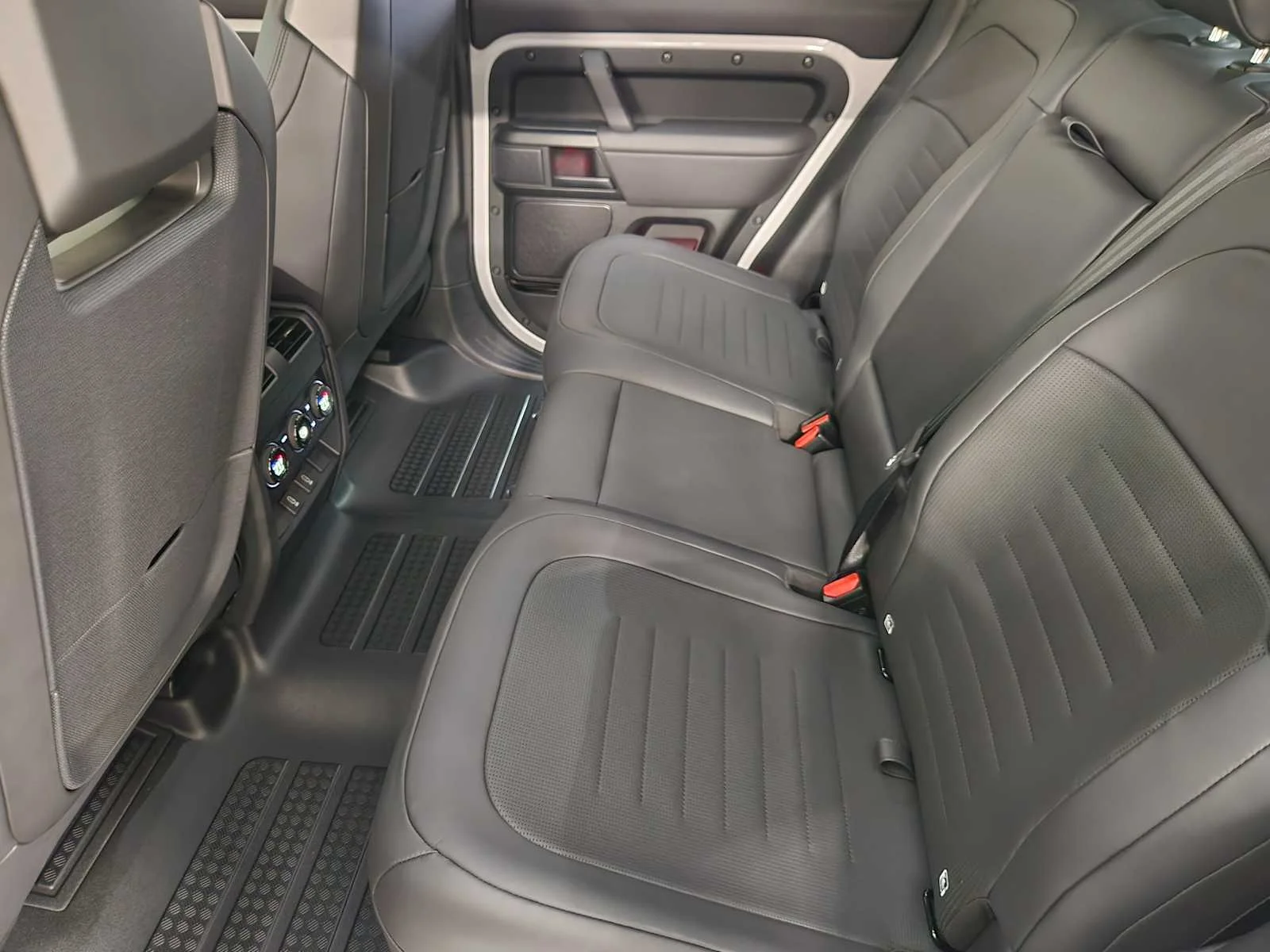 New 2026 Borasco Grey Metallic Land Rover OCTA image 54