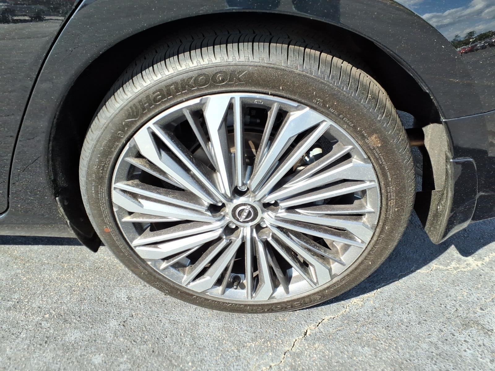 Used 2025 Super Black Nissan SL image 14