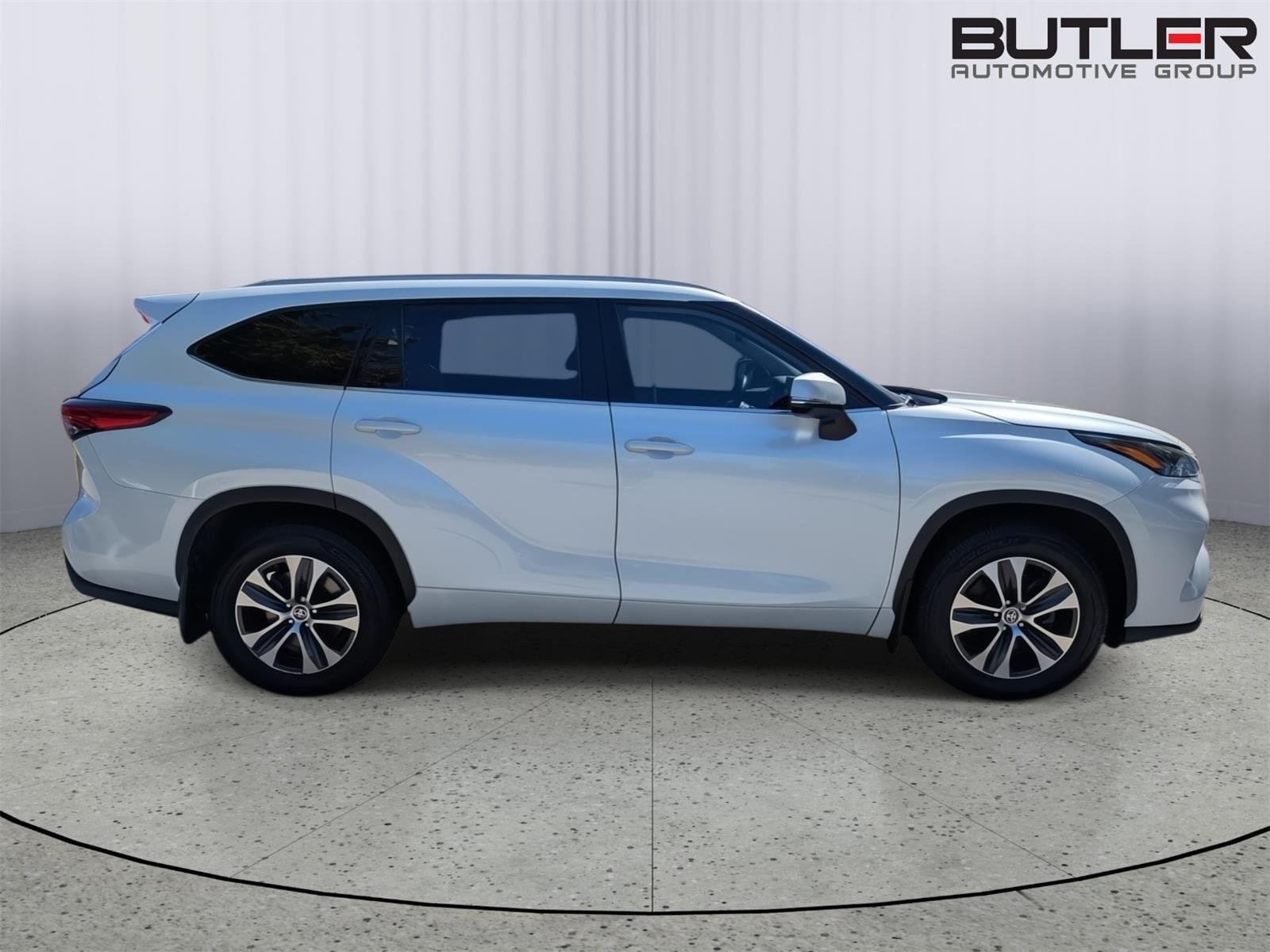 Used 2022 Wind Chill Pearl Toyota XLE image 9