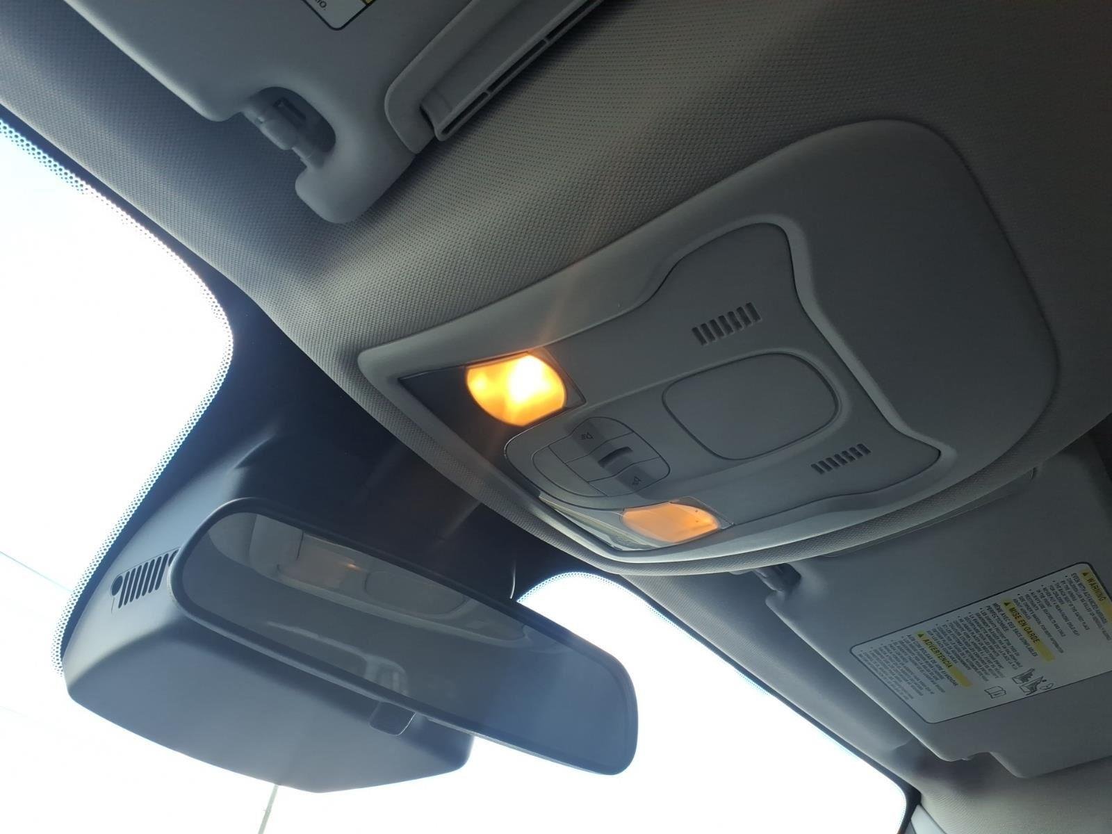 Used 2019 Glacier Metallic Clearcoat Jeep Latitude image 9