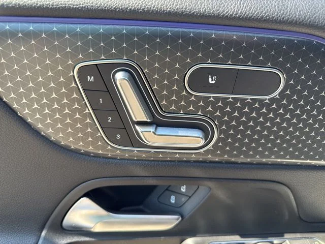 Used 2025  Mercedes-Benz GLB 250 image 31