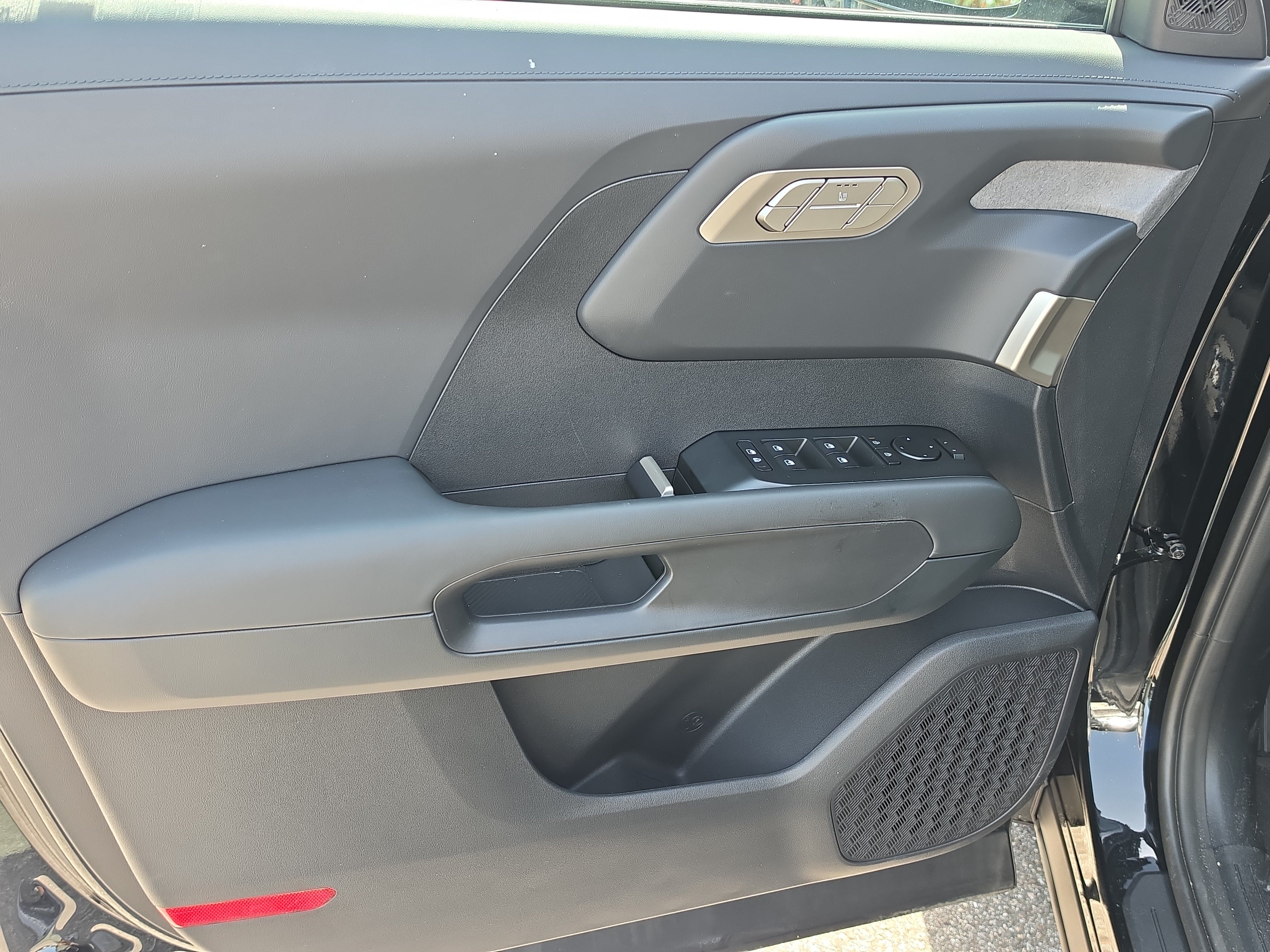 New 2027 Ebony Black Kia S image 18