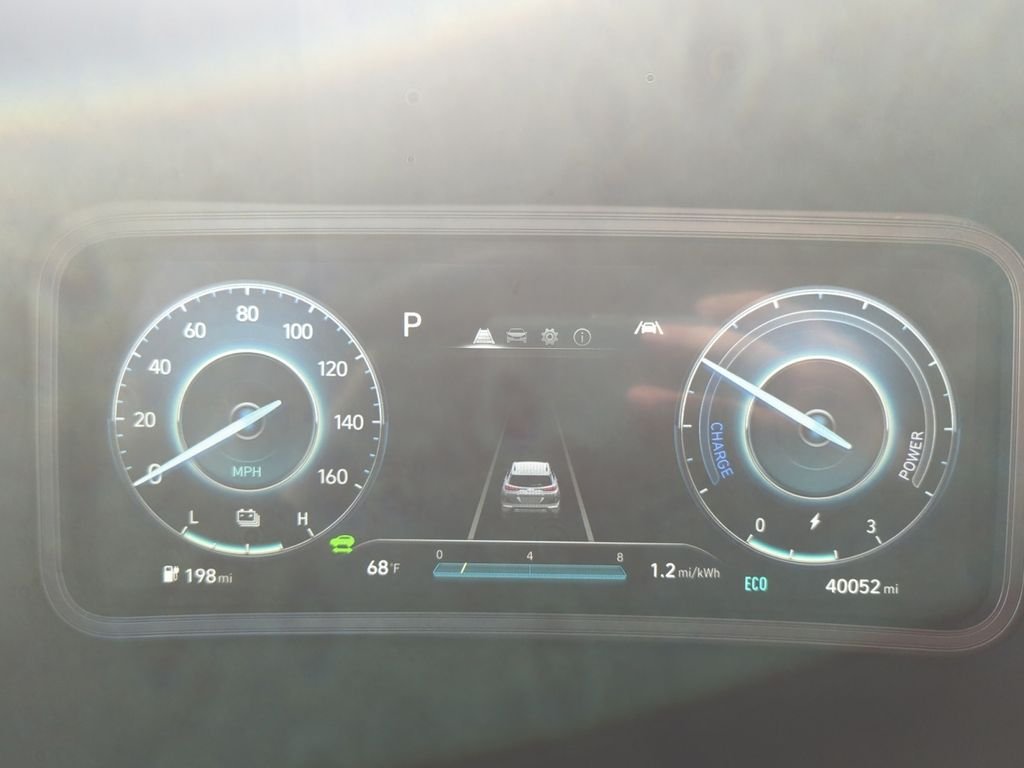 Used 2023 White Hyundai SE image 14