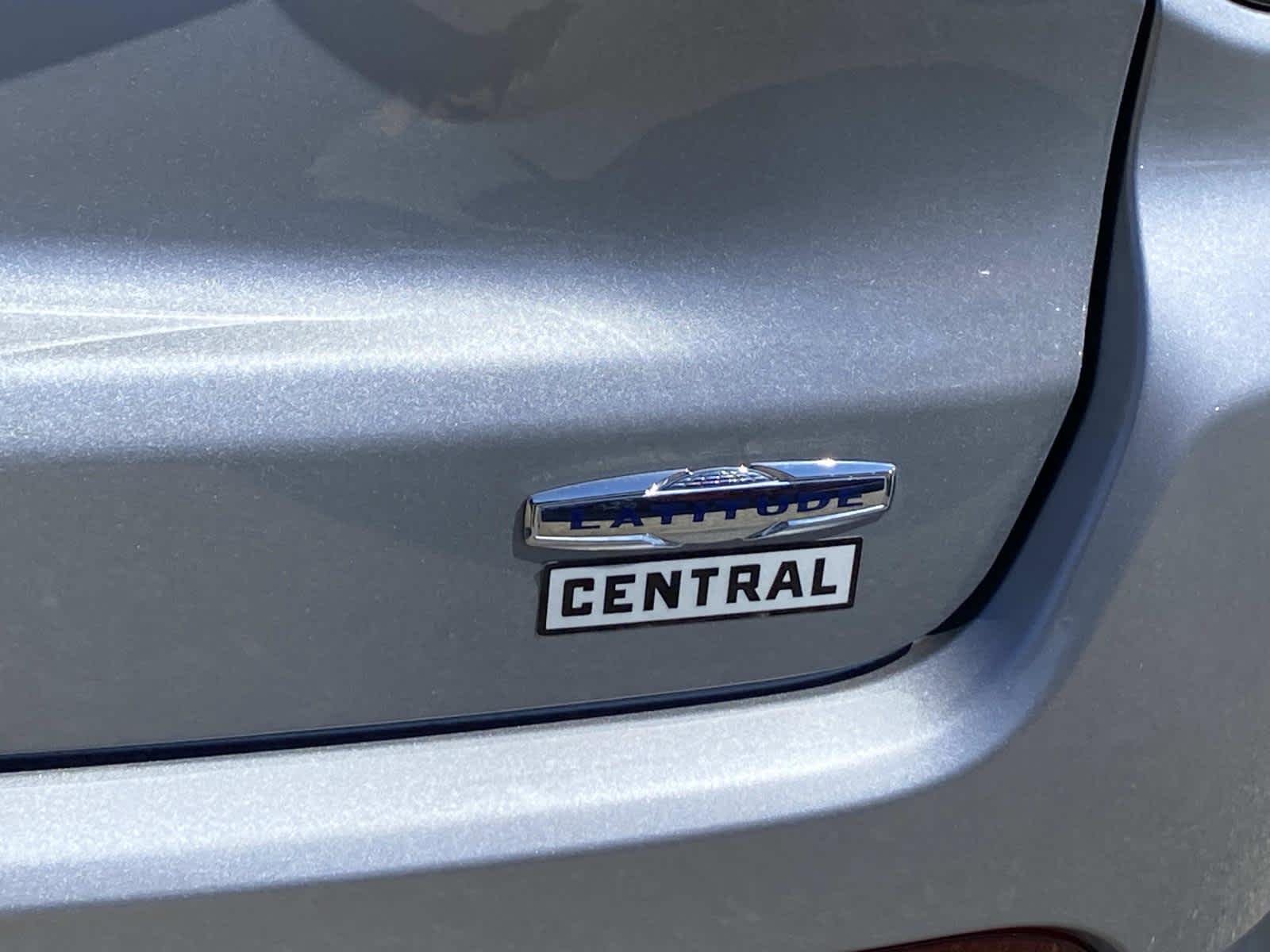 Certified Used 2022 Billet Silver Metallic Clearcoat Jeep Latitude image 5