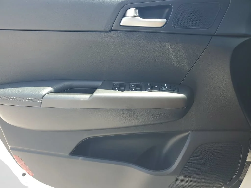 Used 2018 White Kia LX image 19