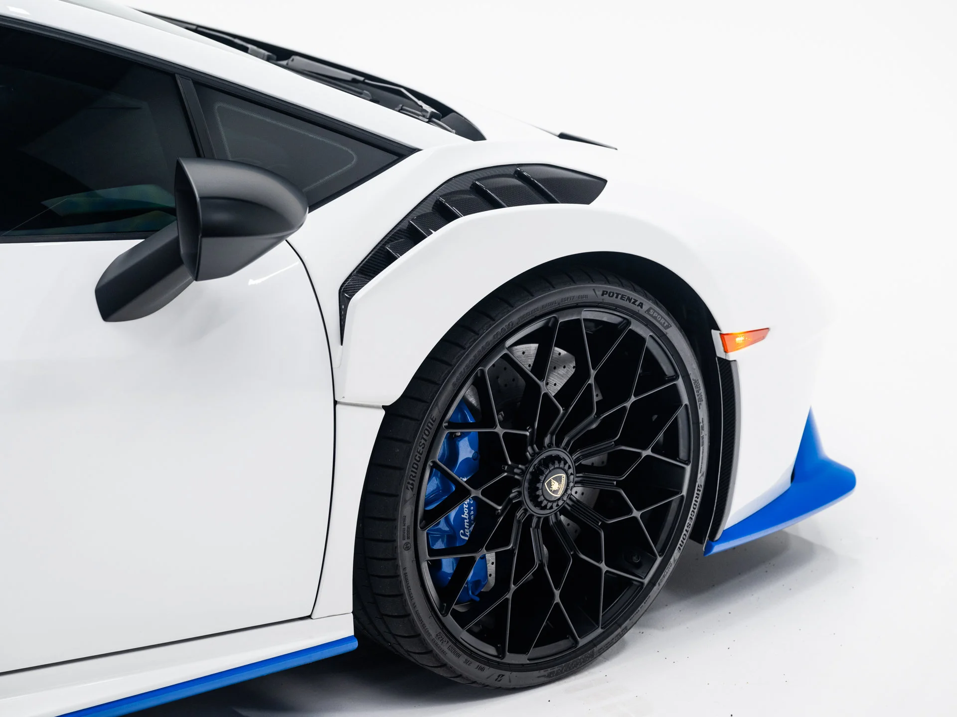 Used 2021 Bianco Asopo Metallic Lamborghini  image 17