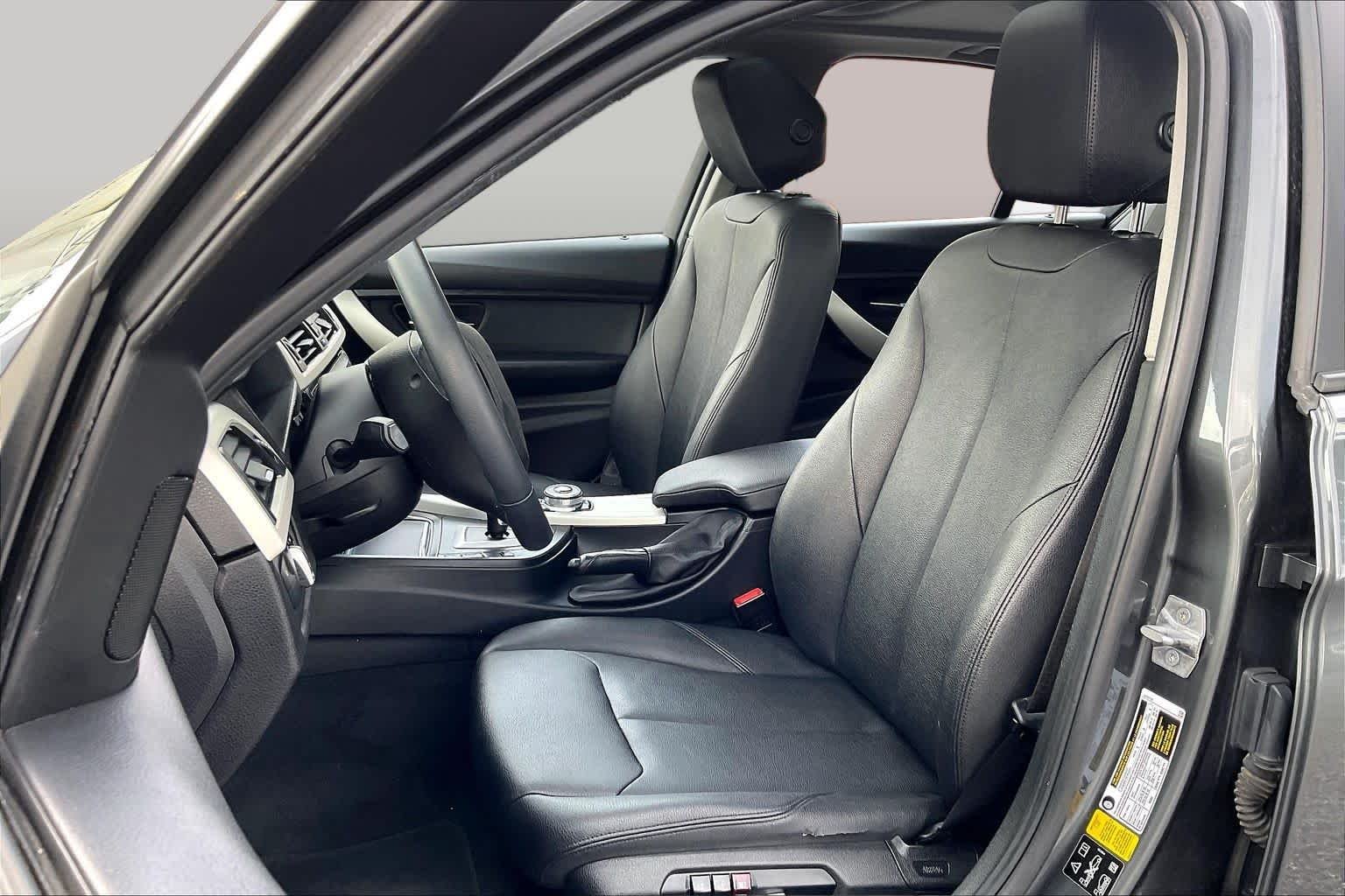 Used 2018 Mineral Gray Metallic BMW 320i xDrive image 7