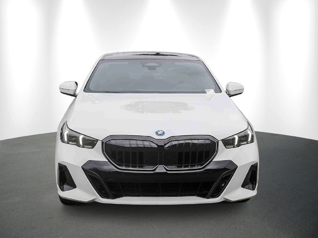New 2027 Alpine White BMW 550e xDrive image 2