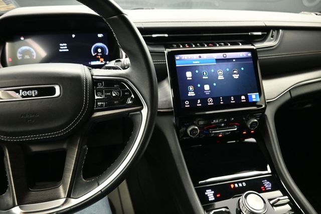 Used 2022 Velvet Jeep Overland image 10