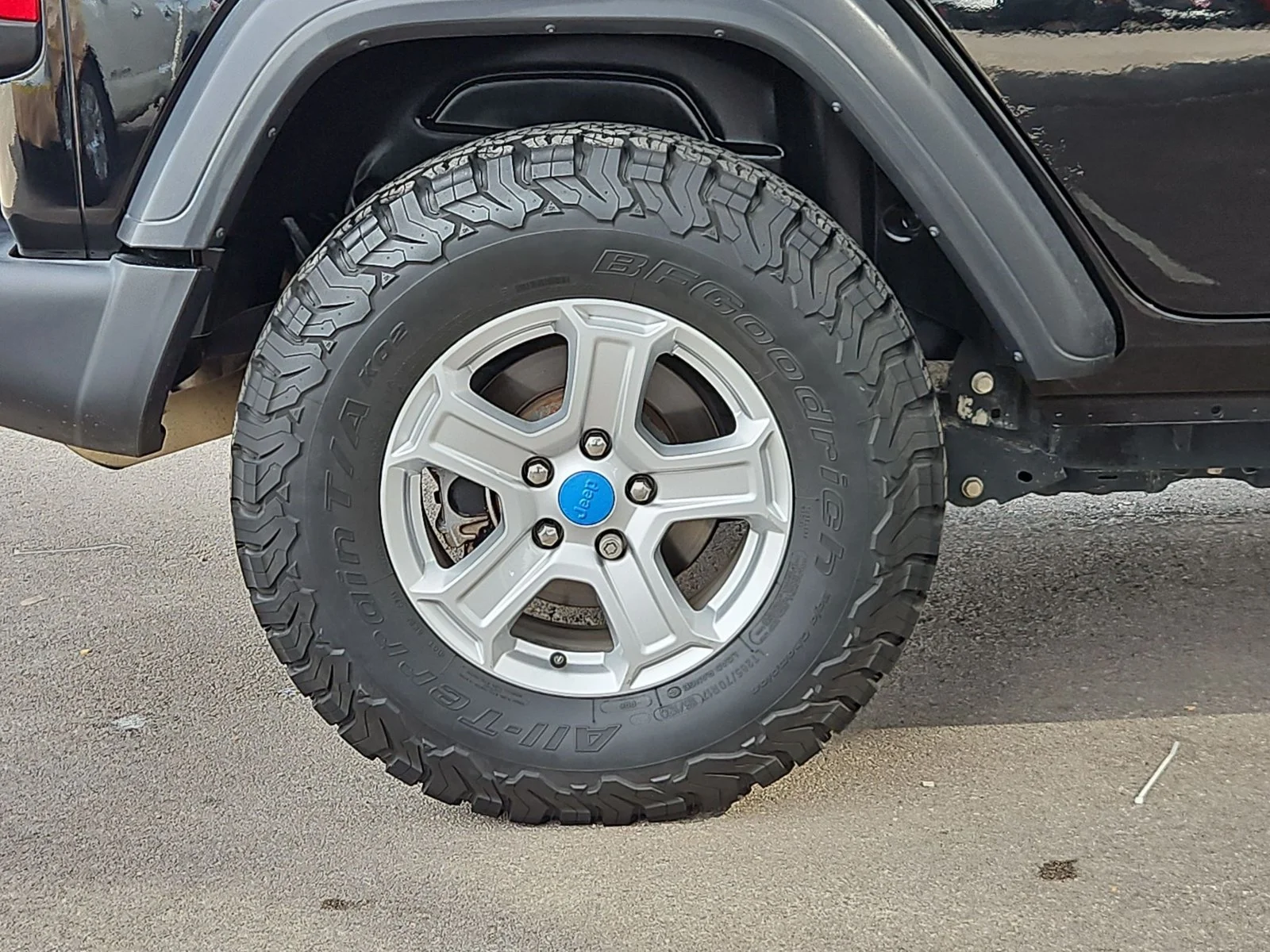 Used 2018 Black Clearcoat Jeep Sport S image 21