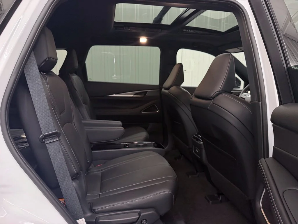 New 2027 2T RAD WHT INFINITI Sport AWD image 48