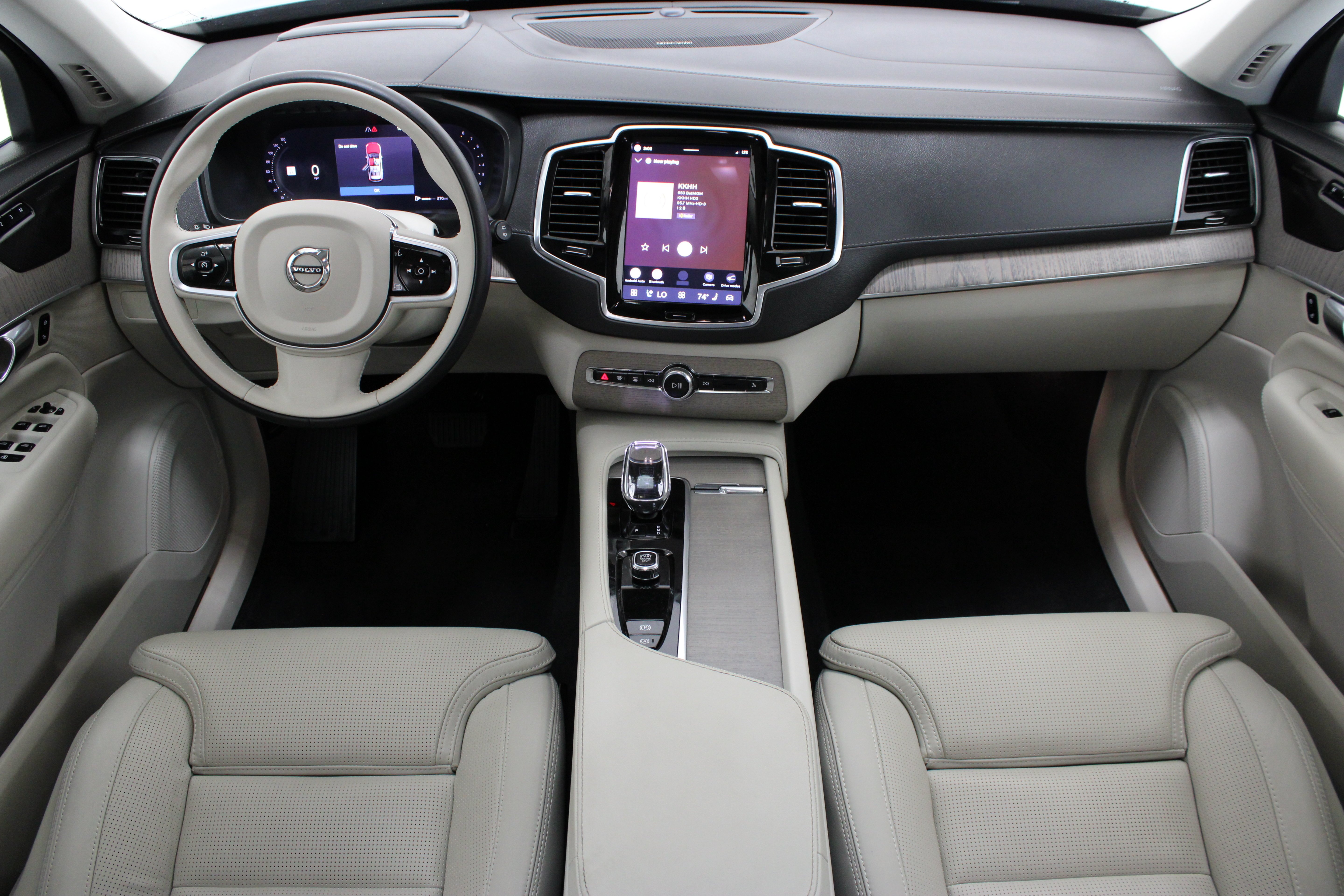 Used 2025 Vapour Grey Metallic Volvo Ultra 2.0T/Electric image 31