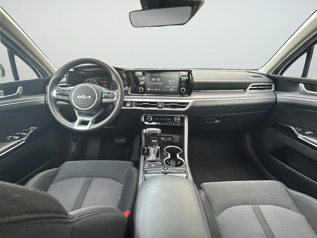 Used 2022 White Kia LXS image 9