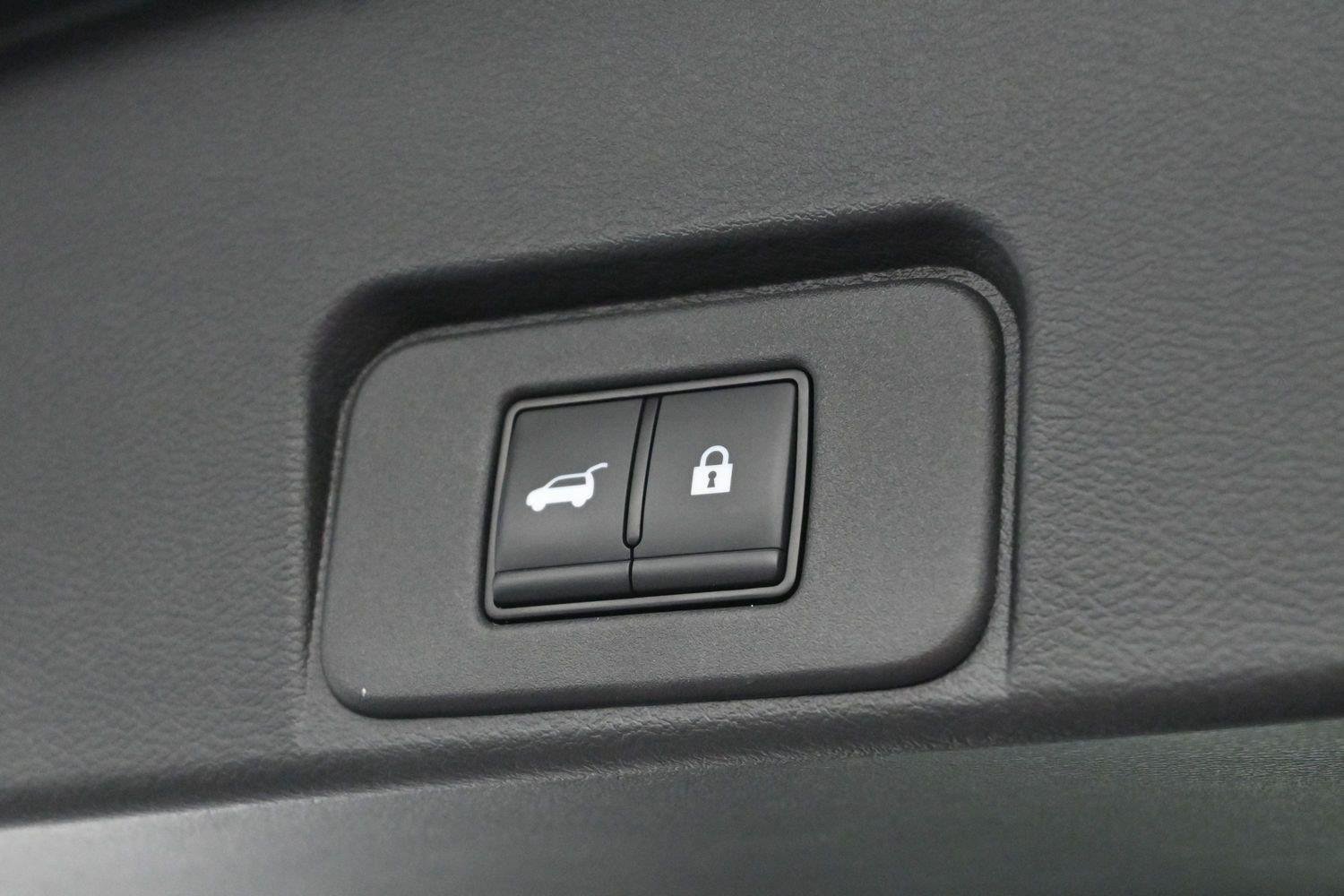 Used 2023 Pearl White Tricoat/Super Black Nissan SL image 10