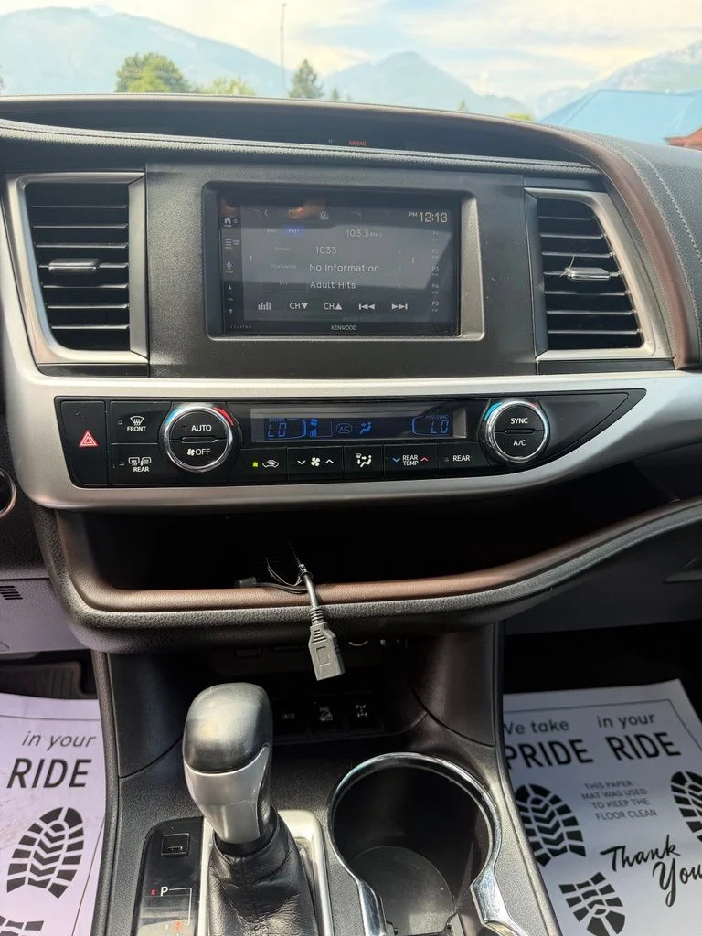 Used 2018 White Toyota XLE image 14