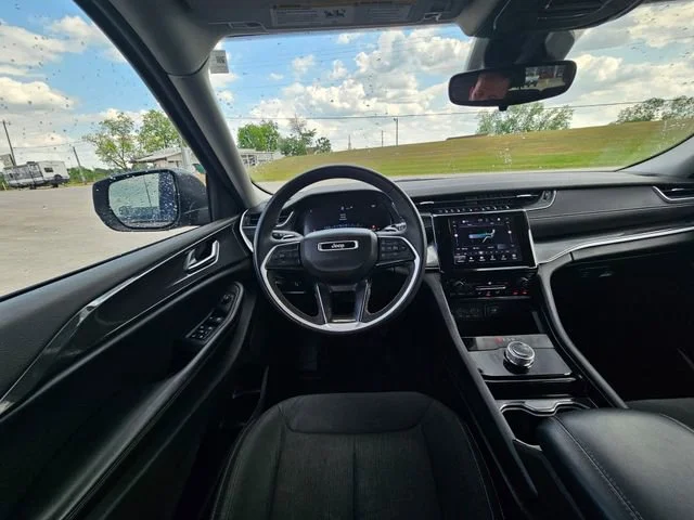 Used 2023  Jeep Laredo image 13