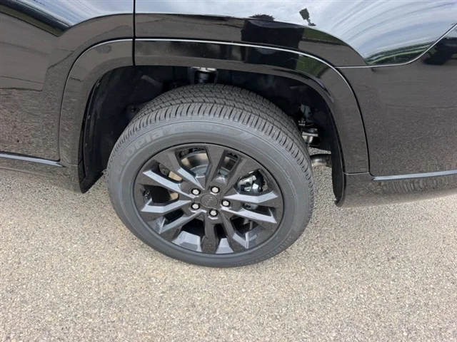New 2026 Diamond Black Crystal Pearl-Coat Exterior Paint Jeep Limited Reserve image 8