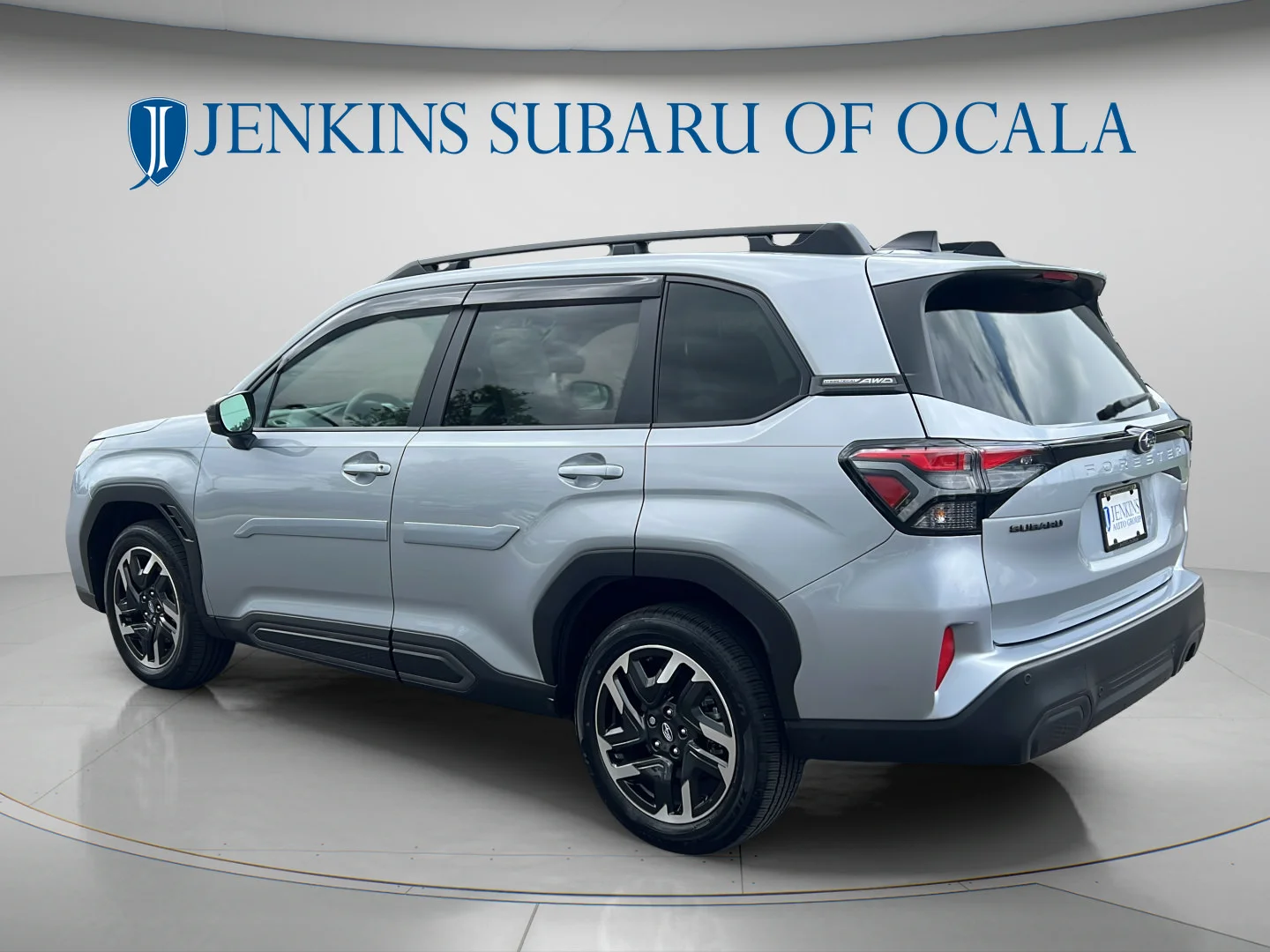 Used 2025 Ice Silver Metallic Subaru Limited image 5