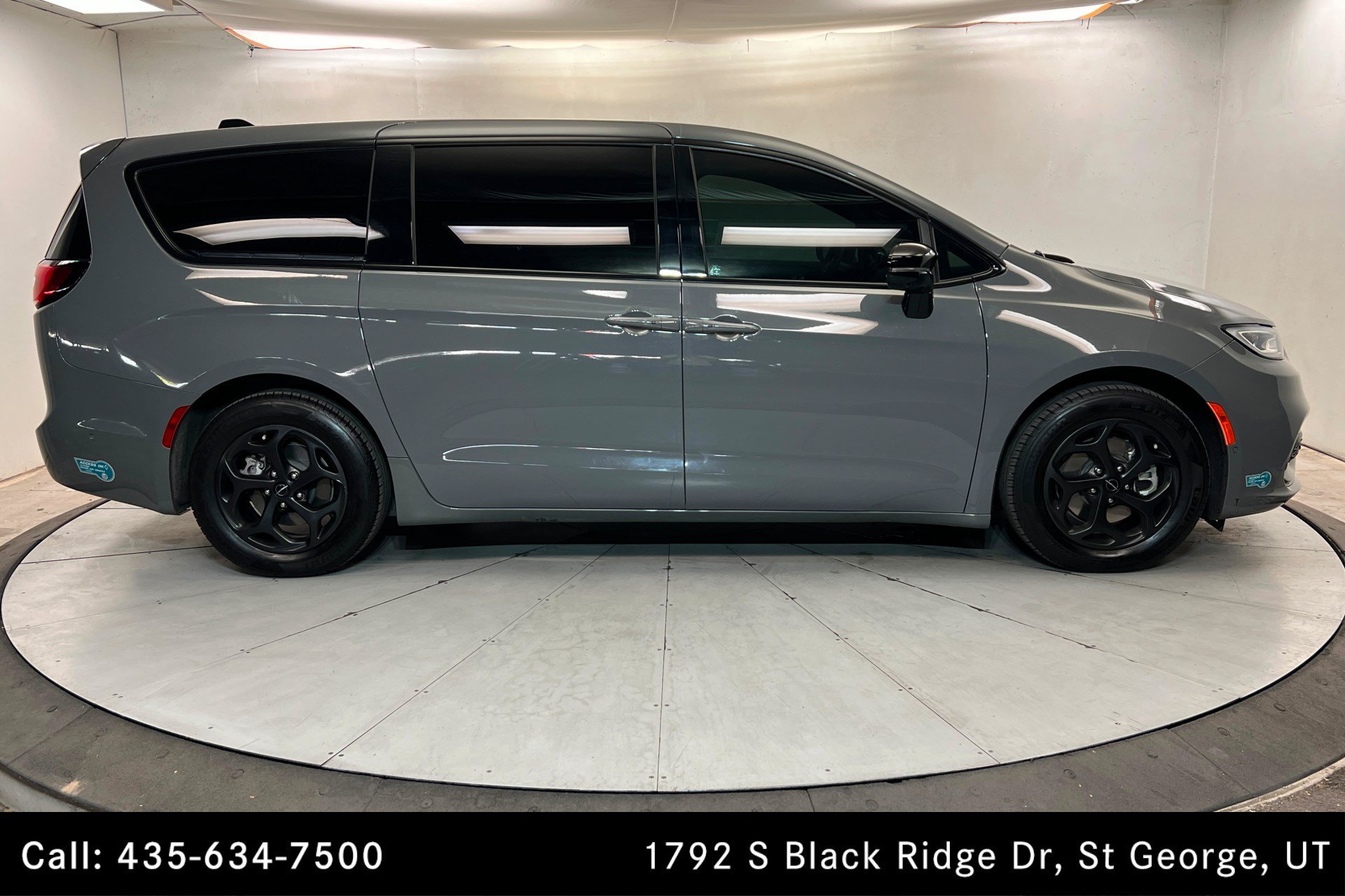 Used 2023 Ceramic Gray Clearcoat Chrysler Hybrid Limited image 7