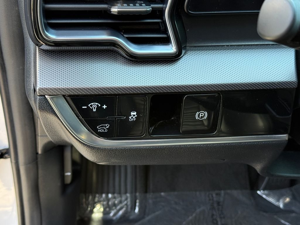 Used 2023 White Kia SX-Prestige image 25