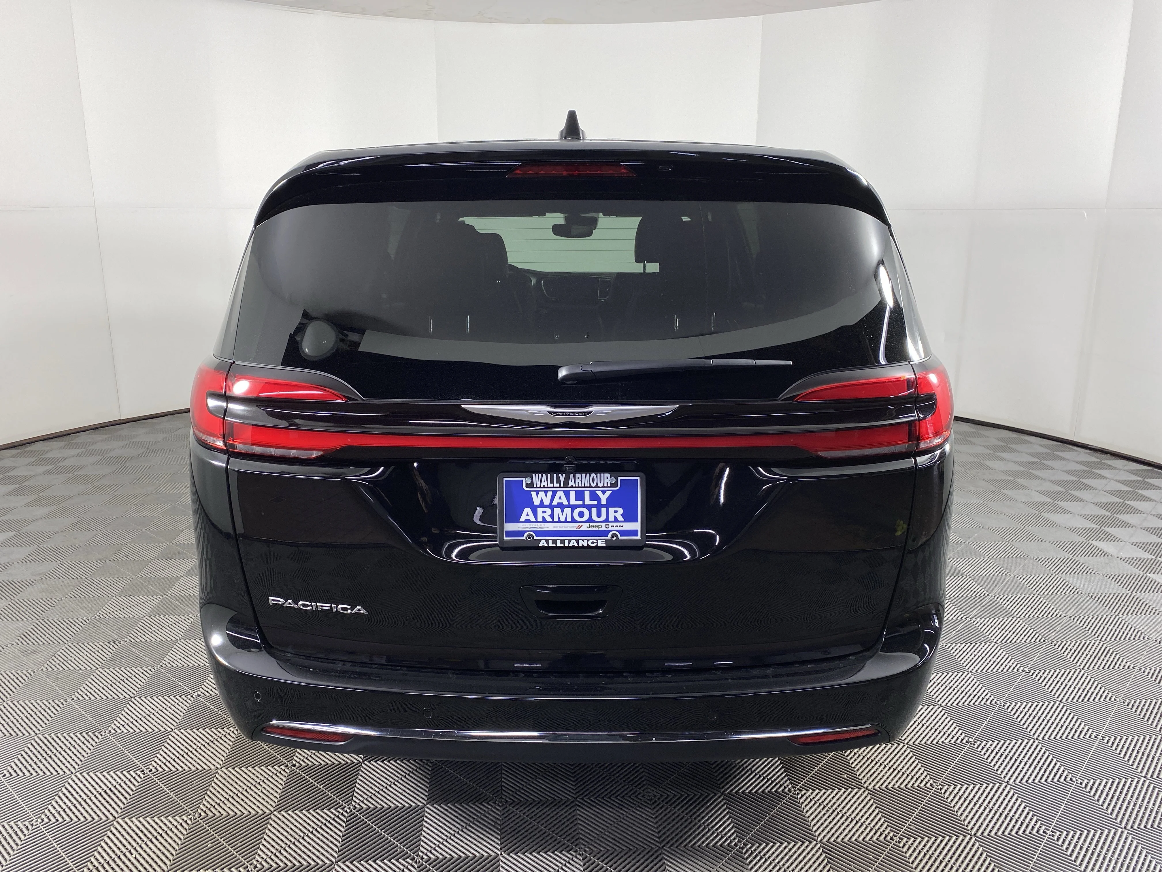 New 2026 Diamond Black Crystal Pearl-Coat Exterior Paint Chrysler Select image 7