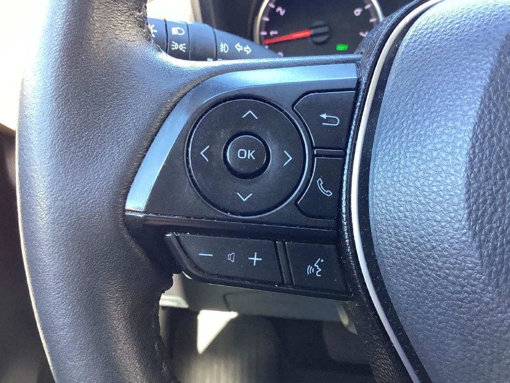Used 2020  Toyota XLE Premium image 37
