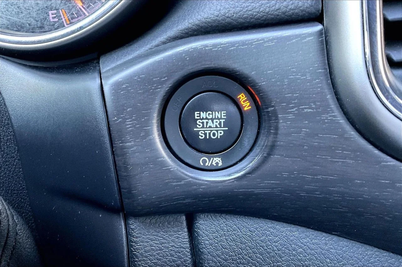 Used 2017 White Jeep Altitude image 27
