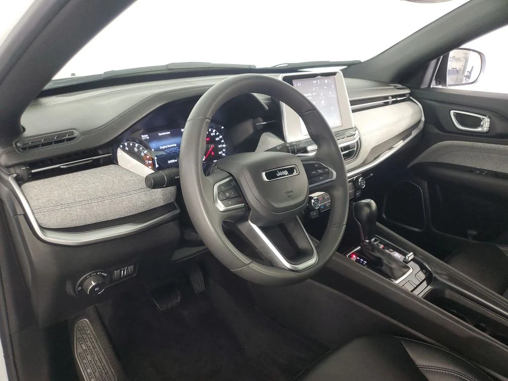Used 2025 White Jeep Latitude image 11