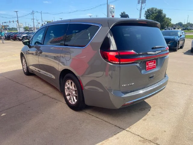 Used 2024 Silver Mist Clearcoat Chrysler Touring L image 4