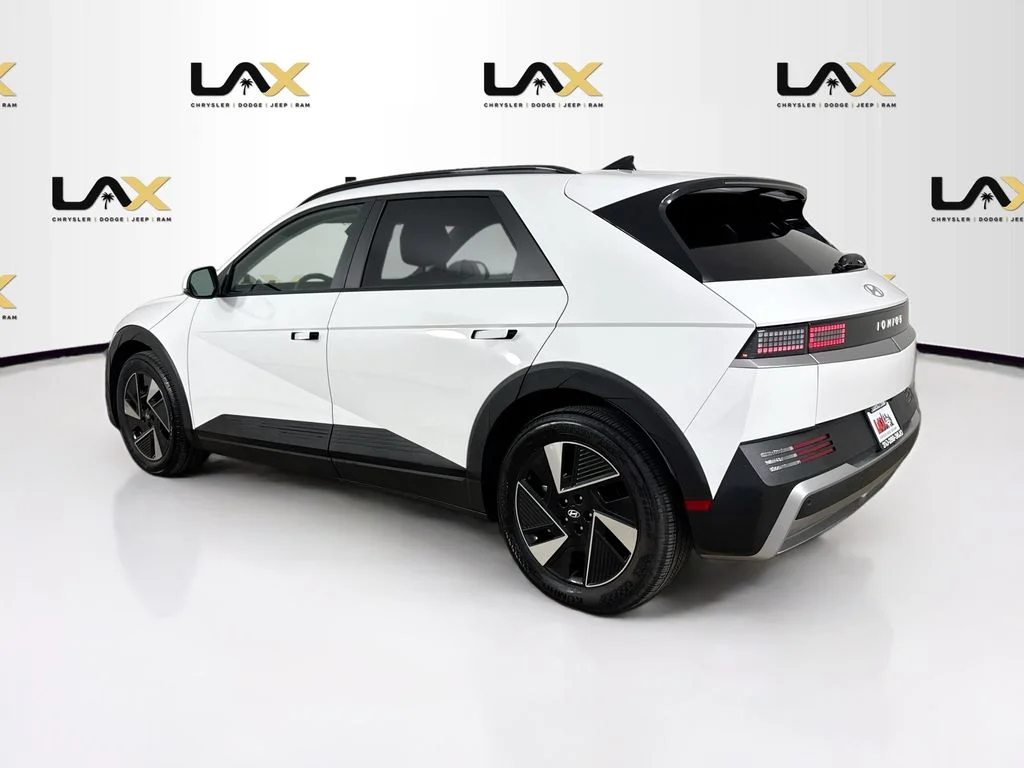 Used 2025 White Hyundai SEL image 5