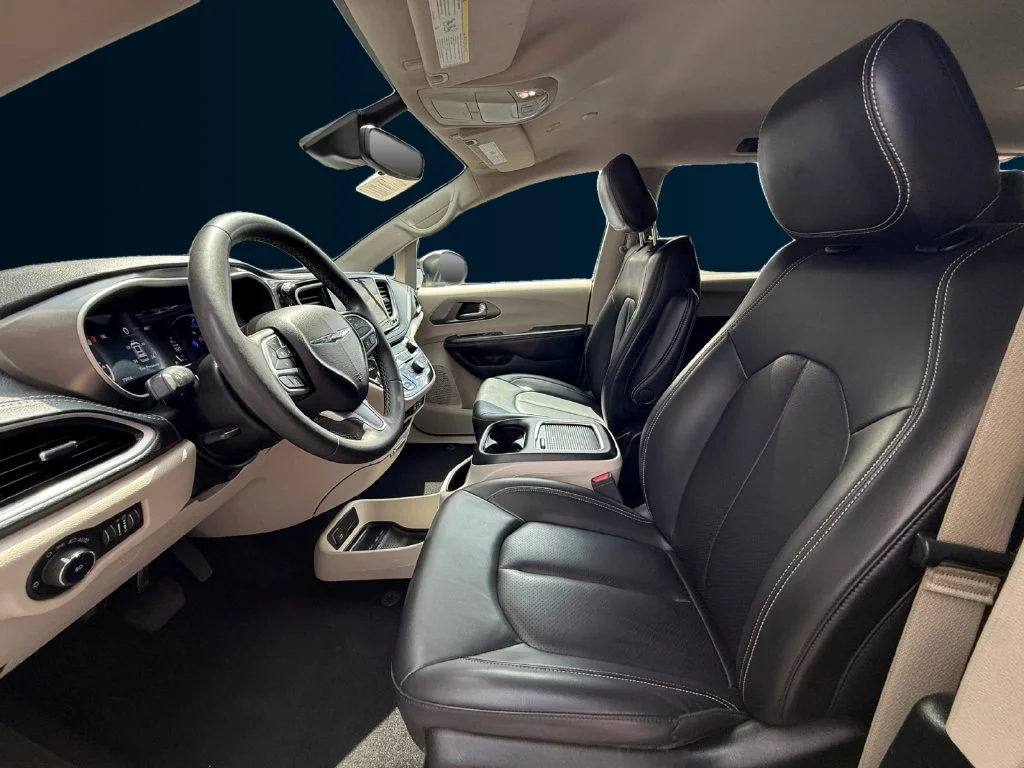 Used 2023 Silver Chrysler Touring L image 10