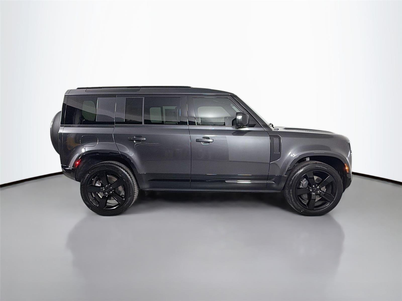New 2026 CARPATHIAN GREY Land Rover X-Dynamic SE image 4
