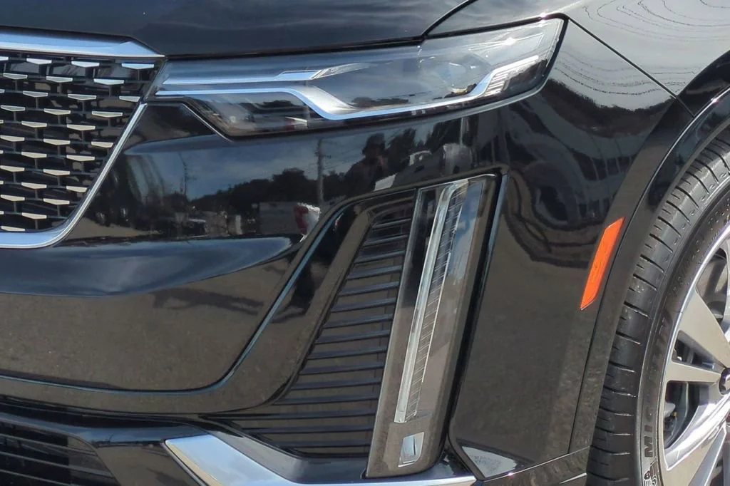 Used 2025 Stellar Black Metallic Cadillac Premium Luxury image 23