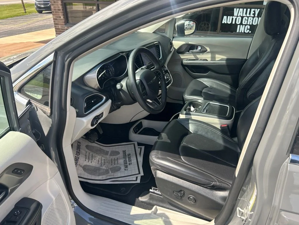 Used 2023 White Chrysler Touring L image 15
