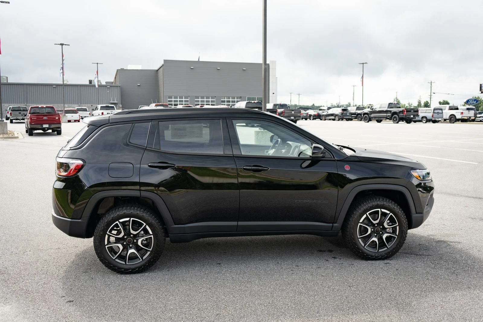 New 2026 Diamond Black Crystal Pearl-Coat Exterior Paint Jeep Trailhawk image 11