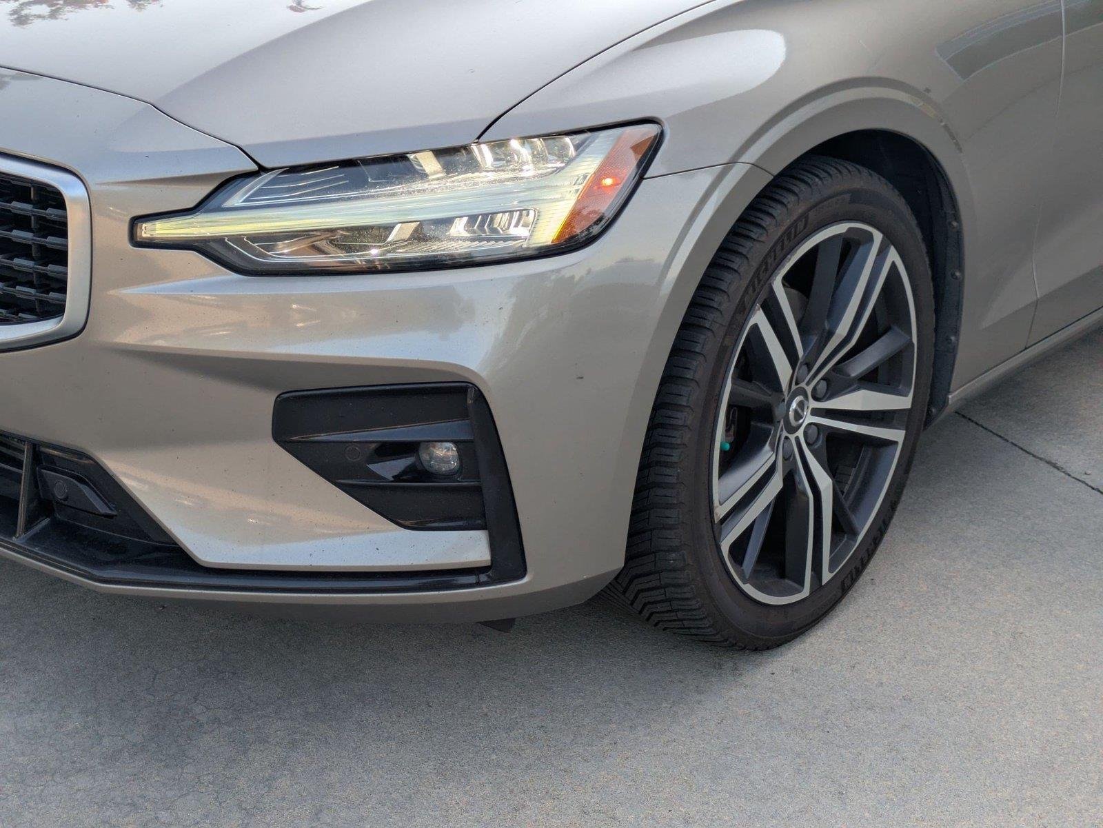 Used 2020 Pebble Grey Metallic Volvo R-Design image 7
