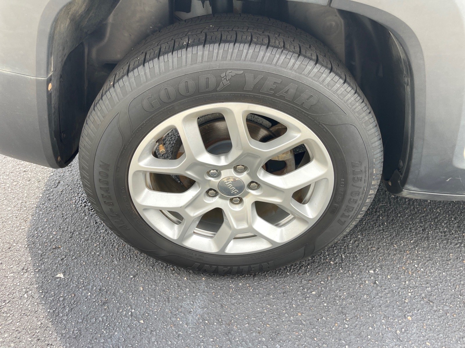 Used 2018 Alpine White Jeep Latitude image 20
