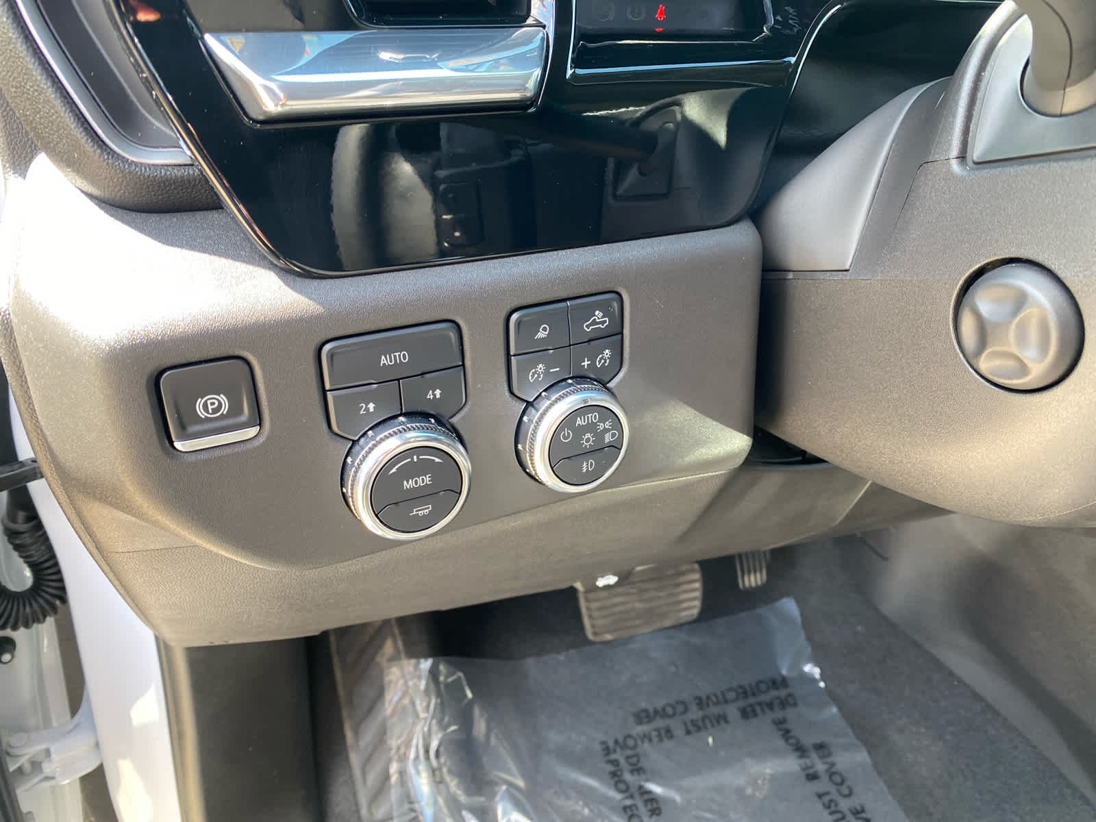 Used 2025 White Frost Tricoat GMC SLT image 11