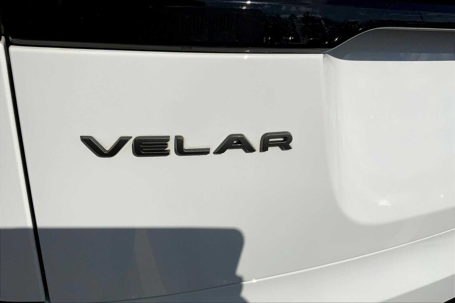 Used 2022 Fuji White Land Rover R-Dynamic S image 10