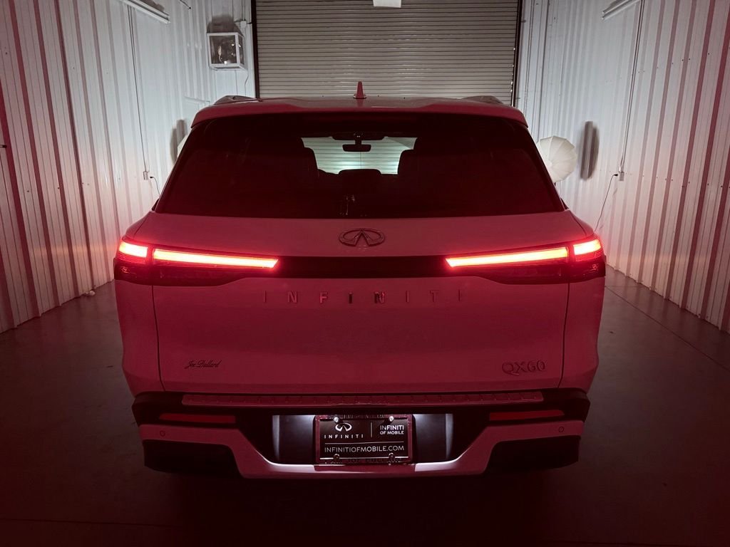 Used 2023 White INFINITI LUXE image 8