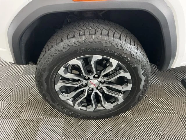 Used 2024 White GMC Denali image 27