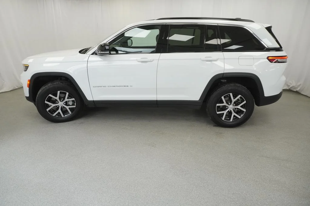 Used 2025 White Jeep Limited image 16