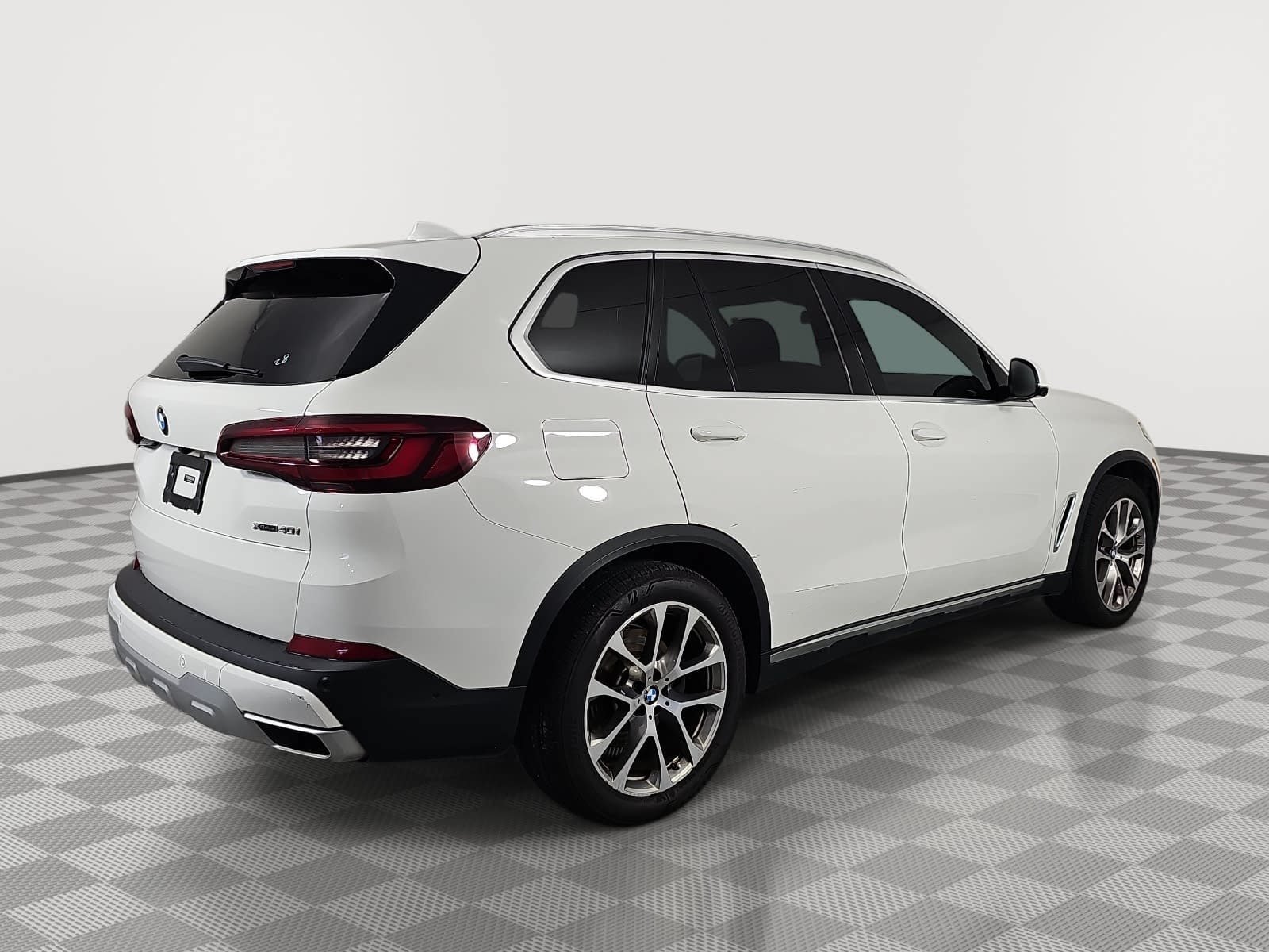 Used 2021 White BMW xDrive40i image 8